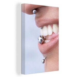 OneMillionCanvasses® Leinwandbild Mund einer jungen Frau mit Piercings, (1 St), Leinwandbild fertig bespannt inkl. Zackenaufhänger, Gemälde
