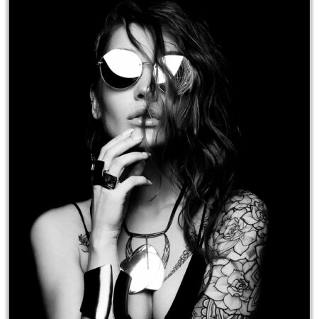 Poster Tätowierte Frau, Sonnenbrille, Tattoo-Model, Tattoos M0071 - 18x13cm von wandmotiv24