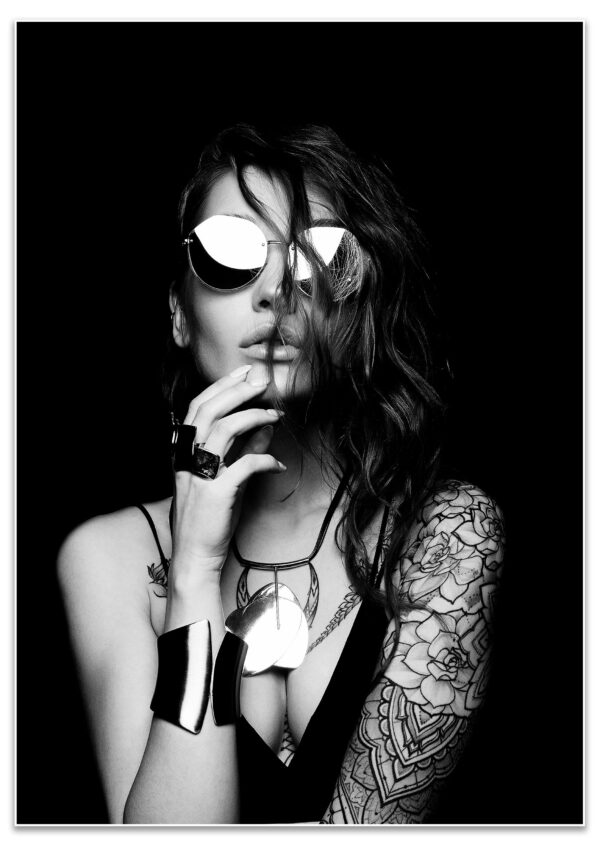 Poster Tätowierte Frau, Sonnenbrille, Tattoo-Model, Tattoos M0071 - 18x13cm von wandmotiv24