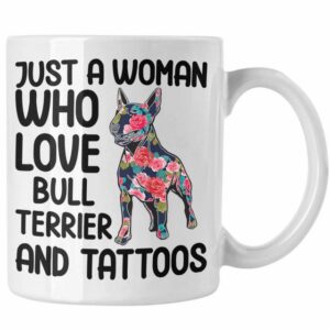 Trendation Tasse Trendation - Bullterrier Besitzerin Geschenk Tasse Bullterrier Tattoo Frauen Geschenk Just A Woman Who Loves Bull Terrier and Tattoos