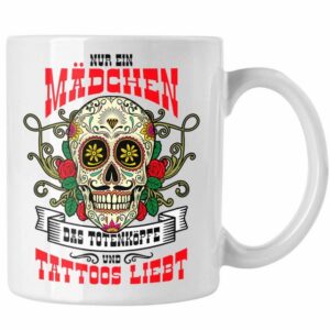 Trendation Tasse Trendation - Tattoo Frau Geschenk Nur Ein Mädchen Das Totenköpfe und T