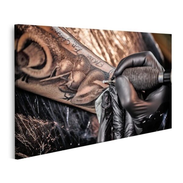 islandburner Leinwandbild Bild auf Leinwand Close Up Tattoo Artist demonstriert den Prozess des