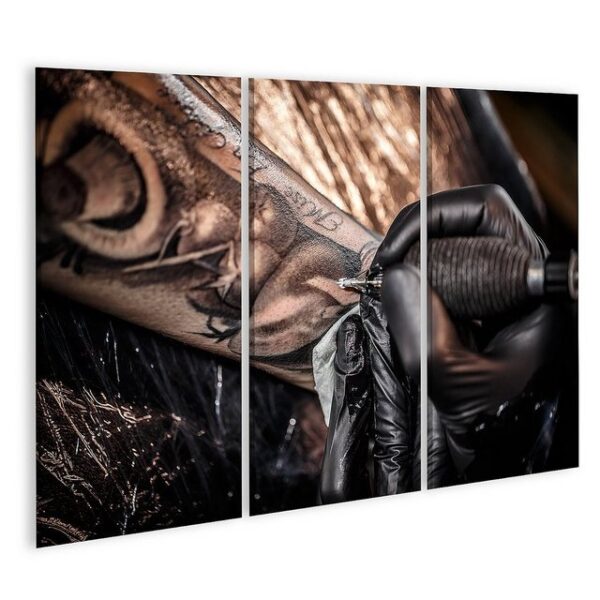 islandburner Leinwandbild Bild auf Leinwand Close Up Tattoo Artist demonstriert den Prozess des