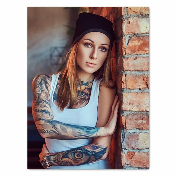 Leinwandbild Models, Hochformat, Tattoos, Frau, Model, Mütze, Mauer, Kunst M0477 - Groß - (80x60cm) von wandmotiv24