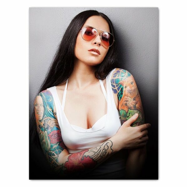 Leinwandbild Models, Hochformat, Tattoos, Frau, Model, Sonnenbrille, Kunst M0471 - Mittel - (60x45cm) von wandmotiv24